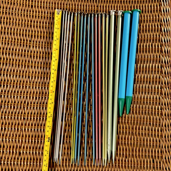 9 Sets of knitting needles - sizes 3-9, 15, plastic and metal - Picture 5 of 6